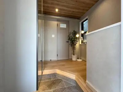 a hallway of a house with a glass door at tnw\u5357\u9577\u5d0e3\u4e01\u76ee in Tokyo