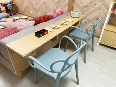 a table and two chairs in a living room at \u67f4\u53c81\u4e01\u76ee in Tokyo
