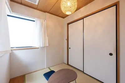 a room with a door and a table and a window at YJ-HOTEL kamiikebukuro 3F \u5317\u6c60\u888b5\u5206\u949f \u65b0\u88c5\u4e0a\u7ebf 61\u5e73\u65b9 in Tokyo