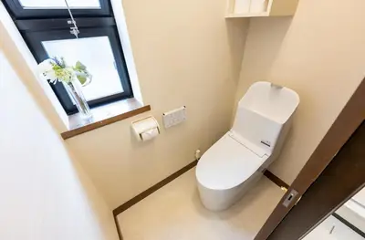 a white toilet in a bathroom with a window at YJ-HOTEL kamiikebukuro 3F \u5317\u6c60\u888b5\u5206\u949f \u65b0\u88c5\u4e0a\u7ebf 61\u5e73\u65b9 in Tokyo