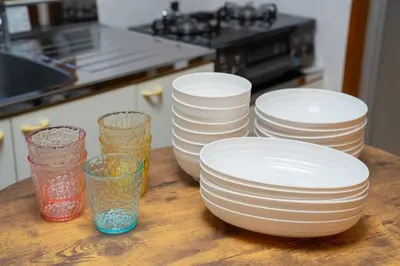 a group of plates and glasses sitting on a table at 2\u968e \u5c0f\u5ca9\u99c5\u5f92\u6b6915\u5206 \u53ce\u5bb94\u4eba \u6210\u7530\u7fbd\u7530\u304b\u3089\u30d0\u30b9\u76f4\u901a in Tokyo