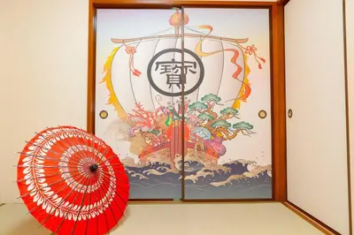 a picture of a oriental painting and a red umbrella at 2\u968e \u5c0f\u5ca9\u99c5\u5f92\u6b6915\u5206 \u53ce\u5bb94\u4eba \u6210\u7530\u7fbd\u7530\u304b\u3089\u30d0\u30b9\u76f4\u901a in Tokyo