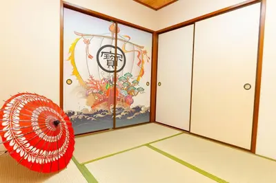 a room with a red umbrella and a painting at 2\u968e \u5c0f\u5ca9\u99c5\u5f92\u6b6915\u5206 \u53ce\u5bb94\u4eba \u6210\u7530\u7fbd\u7530\u304b\u3089\u30d0\u30b9\u76f4\u901a in Tokyo
