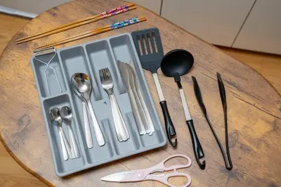 a tray with utensils on a wooden table at 2\u968e \u5c0f\u5ca9\u99c5\u5f92\u6b6915\u5206 \u53ce\u5bb94\u4eba \u6210\u7530\u7fbd\u7530\u304b\u3089\u30d0\u30b9\u76f4\u901a in Tokyo