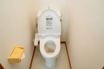 a bathroom with a toilet with a phone next to it at 2\u968e \u5c0f\u5ca9\u99c5\u5f92\u6b6915\u5206 \u53ce\u5bb94\u4eba \u6210\u7530\u7fbd\u7530\u304b\u3089\u30d0\u30b9\u76f4\u901a in Tokyo