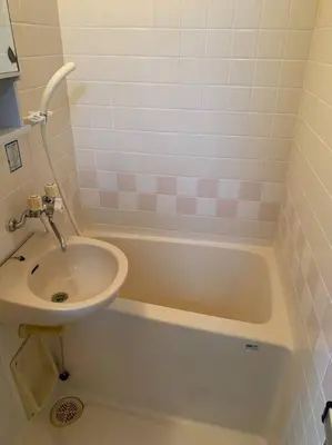 a bathroom with a sink and a bath tub with a sink at 2\u968e \u5c0f\u5ca9\u99c5\u5f92\u6b6915\u5206 \u53ce\u5bb94\u4eba \u6210\u7530\u7fbd\u7530\u304b\u3089\u30d0\u30b9\u76f4\u901a in Tokyo