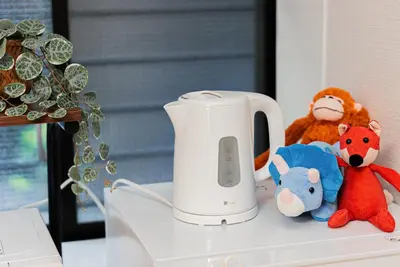 a toaster and stuffed animals sitting on a counter at YJ-HOTEL kamiikebukuro 1F \u5317\u6c60\u888b5\u5206\u949f \u65b0\u88c5\u4e0a\u7ebf 52\u5e73\u65b9 in Tokyo