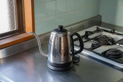 a tea kettle sitting on top of a stove at 3\u968e \u5c0f\u5ca9\u99c5\u5f92\u6b6915\u5206 \u53ce\u5bb94\u4eba \u6210\u7530\u7fbd\u7530\u304b\u3089\u30d0\u30b9\u76f4\u901a in Tokyo