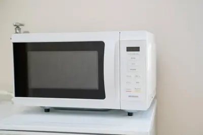 a white microwave sitting on top of a white shelf at 3\u968e \u5c0f\u5ca9\u99c5\u5f92\u6b6915\u5206 \u53ce\u5bb94\u4eba \u6210\u7530\u7fbd\u7530\u304b\u3089\u30d0\u30b9\u76f4\u901a in Tokyo