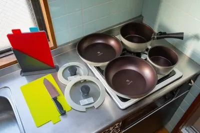 a kitchen counter with three pots and pans on a stove at 3\u968e \u5c0f\u5ca9\u99c5\u5f92\u6b6915\u5206 \u53ce\u5bb94\u4eba \u6210\u7530\u7fbd\u7530\u304b\u3089\u30d0\u30b9\u76f4\u901a in Tokyo