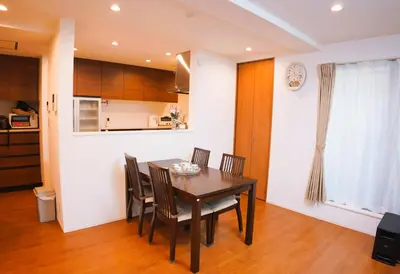 a kitchen and dining room with a table and chairs at Tokyo Ikebukuro \u4e09\u5c42\u72ec\u680b\u522b\u58854\u5ba41\u53852\u536b2\u4e2a\u6d17\u6fa1\u95f4\u6c60\u888b\u99c5C1\u51fa\u53e3\u5f92\u6b657\u5206\u949f in Tokyo