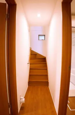 a staircase in a house with wooden floors at Tokyo Ikebukuro \u4e09\u5c42\u72ec\u680b\u522b\u58854\u5ba41\u53852\u536b2\u4e2a\u6d17\u6fa1\u95f4\u6c60\u888b\u99c5C1\u51fa\u53e3\u5f92\u6b657\u5206\u949f in Tokyo