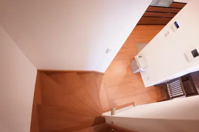 an attic stairwell with a wooden floor and a stair case at Tokyo Ikebukuro \u4e09\u5c42\u72ec\u680b\u522b\u58854\u5ba41\u53852\u536b2\u4e2a\u6d17\u6fa1\u95f4\u6c60\u888b\u99c5C1\u51fa\u53e3\u5f92\u6b657\u5206\u949f in Tokyo