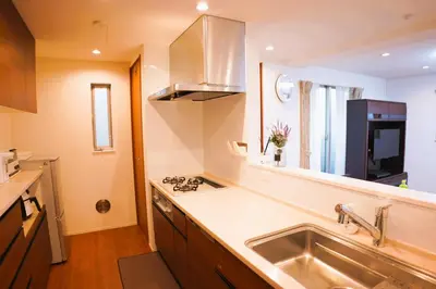 a kitchen with a sink and a counter top at Tokyo Ikebukuro \u4e09\u5c42\u72ec\u680b\u522b\u58854\u5ba41\u53852\u536b2\u4e2a\u6d17\u6fa1\u95f4\u6c60\u888b\u99c5C1\u51fa\u53e3\u5f92\u6b657\u5206\u949f in Tokyo