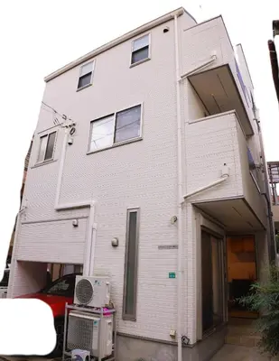a white house with a car parked in front of it at Tokyo Ikebukuro \u4e09\u5c42\u72ec\u680b\u522b\u58854\u5ba41\u53852\u536b2\u4e2a\u6d17\u6fa1\u95f4\u6c60\u888b\u99c5C1\u51fa\u53e3\u5f92\u6b657\u5206\u949f in Tokyo