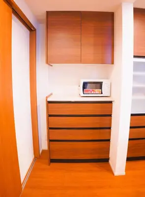 a kitchen with a counter with a microwave on it at Tokyo Ikebukuro \u4e09\u5c42\u72ec\u680b\u522b\u58854\u5ba41\u53852\u536b2\u4e2a\u6d17\u6fa1\u95f4\u6c60\u888b\u99c5C1\u51fa\u53e3\u5f92\u6b657\u5206\u949f in Tokyo