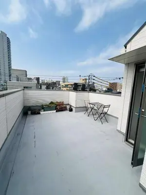 a patio with two chairs on a roof at Tokyo Ikebukuro \u4e09\u5c42\u72ec\u680b\u522b\u58854\u5ba41\u53852\u536b2\u4e2a\u6d17\u6fa1\u95f4\u6c60\u888b\u99c5C1\u51fa\u53e3\u5f92\u6b657\u5206\u949f in Tokyo