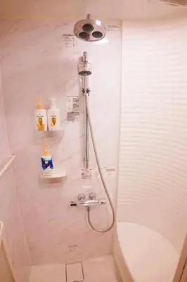 a white bathroom with a shower with a toilet at Tokyo Ikebukuro \u4e09\u5c42\u72ec\u680b\u522b\u58854\u5ba41\u53852\u536b2\u4e2a\u6d17\u6fa1\u95f4\u6c60\u888b\u99c5C1\u51fa\u53e3\u5f92\u6b657\u5206\u949f in Tokyo