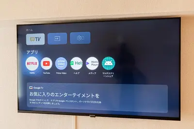 a television screen with many different icons on it at \u65b0\u5bbf\u5e02\u4e2d\u5fc3\u6b4c\u821e\u4f0e\u5ba2\u623f\u6e90\u51fa\u884c\u4fbf\u5229\u514d\u8d39Wi-Fi in Tokyo