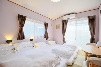 a bedroom with two beds and a window at \u706f\u5149\u65c5\u9928-\u9ad8\u7802 in Tokyo