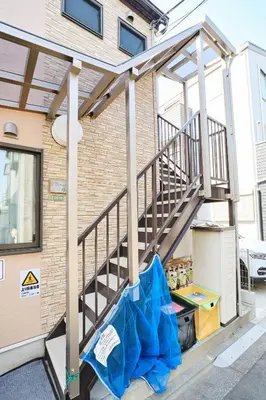 a stairway leading up to a house at \u706f\u5149\u65c5\u9928-\u9ad8\u7802 in Tokyo