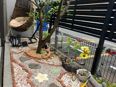 a garden with a tree and a swing at \u706f\u5149\u65c5\u9928-\u9ad8\u7802 in Tokyo