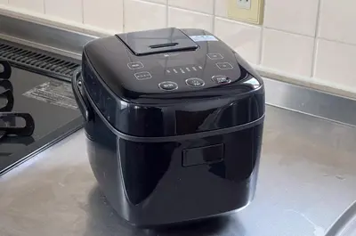 a black toaster sitting on top of a counter at \u30e1\u30be\u30f3\u30c9\u30df\u30ca301 in Tokyo