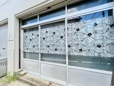 a glass door with a floral pattern on it at Rakuna Inn \u548c Honjo-Azumabashi in Tokyo