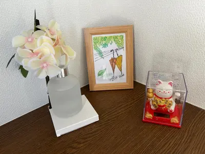 a table with a vase with flowers and a picture at 120\u5e73\u7c73 5BR House, Near Ueno and Asakusa, Parking 2\u95f4\u6d74\u5ba45\u5ba41\u5385 FlowerTea Hotel in Tokyo
