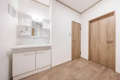 a kitchen with white cabinets and a wooden door at \u6e0b\u8c37\u99c5\u96fb\u8eca1\u5206 \u6075\u6bd4\u5bff\u99c5\u5f92\u6b692\u5206 85\u5e73\u7c73\u6700\u59276\u540d \u6771\u4eac \u65b0\u5bbf \u4e0a\u91ce \u9280\u5ea7 \u6c60\u888b \u7bc9\u5730\u76f4\u901a in Tokyo