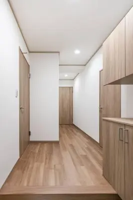 an empty hallway with wooden floors and a door at \u6e0b\u8c37\u99c5\u96fb\u8eca1\u5206 \u6075\u6bd4\u5bff\u99c5\u5f92\u6b692\u5206 85\u5e73\u7c73\u6700\u59276\u540d \u6771\u4eac \u65b0\u5bbf \u4e0a\u91ce \u9280\u5ea7 \u6c60\u888b \u7bc9\u5730\u76f4\u901a in Tokyo