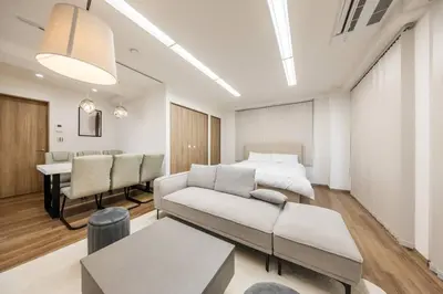a room with a couch and a bed and a table at \u6e0b\u8c37\u99c5\u96fb\u8eca1\u5206 \u6075\u6bd4\u5bff\u99c5\u5f92\u6b692\u5206 85\u5e73\u7c73\u6700\u59276\u540d \u6771\u4eac \u65b0\u5bbf \u4e0a\u91ce \u9280\u5ea7 \u6c60\u888b \u7bc9\u5730\u76f4\u901a in Tokyo