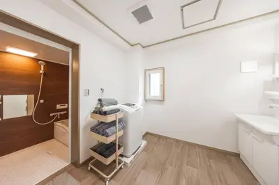 a bathroom with a sink and a phone in a room at \u6e0b\u8c37\u99c5\u96fb\u8eca1\u5206 \u6075\u6bd4\u5bff\u99c5\u5f92\u6b692\u5206 85\u5e73\u7c73\u6700\u59276\u540d \u6771\u4eac \u65b0\u5bbf \u4e0a\u91ce \u9280\u5ea7 \u6c60\u888b \u7bc9\u5730\u76f4\u901a in Tokyo