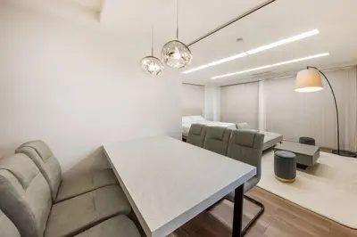 a living room with a couch and a table and chairs at \u6e0b\u8c37\u99c5\u96fb\u8eca1\u5206 \u6075\u6bd4\u5bff\u99c5\u5f92\u6b692\u5206 85\u5e73\u7c73\u6700\u59276\u540d \u6771\u4eac \u65b0\u5bbf \u4e0a\u91ce \u9280\u5ea7 \u6c60\u888b \u7bc9\u5730\u76f4\u901a in Tokyo
