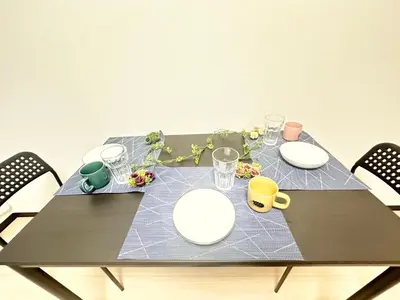 a black table with plates and cups on it at \u65b0\u5bbf\u6b4c\u821e\u4f0e\u753a\u7acb\u5730\u6700\u9ad83\u30d9\u30c3\u30c9 in Tokyo