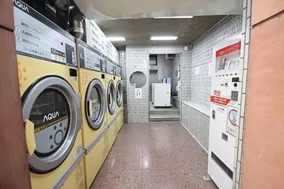 a laundrette with multiple machines in a room at \u65b0\u5bbf\u6b4c\u821e\u4f0e\u753a\u7acb\u5730\u6700\u9ad83\u30d9\u30c3\u30c9 in Tokyo