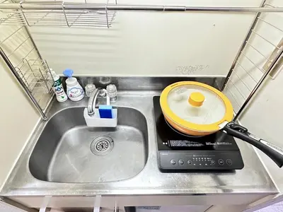 a kitchen sink with a strainer and a scale at \u65b0\u5bbf\u6b4c\u821e\u4f0e\u753a\u7acb\u5730\u6700\u9ad83\u30d9\u30c3\u30c9 in Tokyo