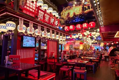 a restaurant with red chairs and tables and lights at \u65b0\u5bbf\u6b4c\u821e\u4f0e\u753a\u7acb\u5730\u6700\u9ad83\u30d9\u30c3\u30c9 in Tokyo