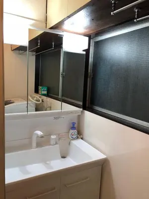 a bathroom with a sink and a mirror at \u897f\u6c60\u888b\u4e4b\u5bb6 in Tokyo