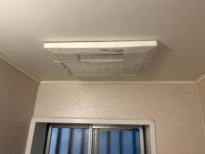 a air conditioner in a ceiling with a window at \u897f\u6c60\u888b\u4e4b\u5bb6 in Tokyo