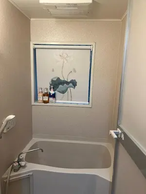 a bathroom with a tub and a picture of a camel at \u897f\u6c60\u888b\u4e4b\u5bb6 in Tokyo