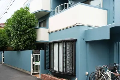 a blue building with a bike parked in front of it at \u65b0\u5bbf\u4e00\u7ad95\u5206\u949f-101-\u9910\u9986\u8d2d\u7269\u8857-\u5b89\u9759\u54c1\u8d28\u516c\u5bd3-\u76f4\u8fbe\u7687\u5c45\u79cb\u53f6\u539f in Tokyo