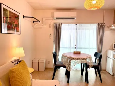 a room with a table and chairs and a bedroom at \u65b0\u5bbf\u4e00\u7ad95\u5206\u949f-101-\u9910\u9986\u8d2d\u7269\u8857-\u5b89\u9759\u54c1\u8d28\u516c\u5bd3-\u76f4\u8fbe\u7687\u5c45\u79cb\u53f6\u539f in Tokyo