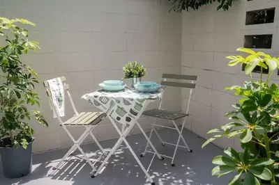 a table with two blue bowls and two chairs at \u65b0\u5bbf\u4e00\u7ad95\u5206\u949f-101-\u9910\u9986\u8d2d\u7269\u8857-\u5b89\u9759\u54c1\u8d28\u516c\u5bd3-\u76f4\u8fbe\u7687\u5c45\u79cb\u53f6\u539f in Tokyo