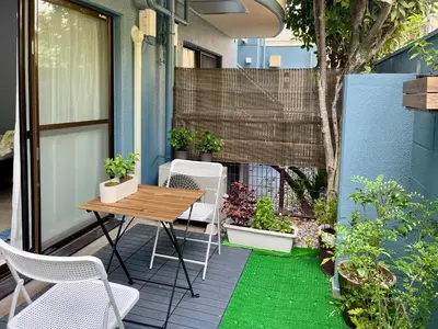 a small patio with a table and chairs on a balcony at \u65b0\u5bbf\u4e00\u7ad95\u5206\u949f-102-\u9910\u9986\u8d2d\u7269\u8857-\u5b89\u9759\u54c1\u8d28\u516c\u5bd3-\u76f4\u8fbe\u7687\u5c45\u79cb\u53f6\u539f in Tokyo