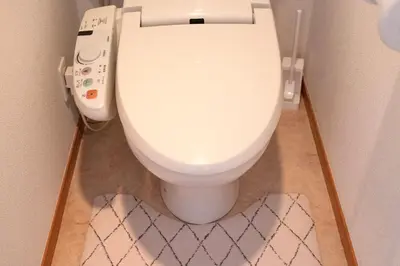 a white toilet in a bathroom with a remote control at \u65b0\u5bbf\u4e00\u7ad95\u5206\u949f-102-\u9910\u9986\u8d2d\u7269\u8857-\u5b89\u9759\u54c1\u8d28\u516c\u5bd3-\u76f4\u8fbe\u7687\u5c45\u79cb\u53f6\u539f in Tokyo
