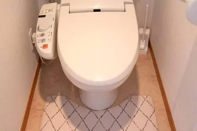 a white toilet in a bathroom with a remote control at \u65b0\u5bbf\u4e00\u7ad95\u5206\u949f-104-\u9910\u9986\u8d2d\u7269\u8857-\u5b89\u9759\u54c1\u8d28\u516c\u5bd3-\u76f4\u8fbe\u7687\u5c45\u79cb\u53f6\u539f in Tokyo