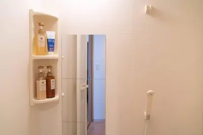 a bathroom with a shower with a glass door at \u65b0\u5bbf\u4e00\u7ad95\u5206\u949f-104-\u9910\u9986\u8d2d\u7269\u8857-\u5b89\u9759\u54c1\u8d28\u516c\u5bd3-\u76f4\u8fbe\u7687\u5c45\u79cb\u53f6\u539f in Tokyo