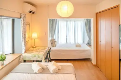 a hotel room with a bed and a window at \u65b0\u5bbf\u4e00\u7ad95\u5206\u949f-104-\u9910\u9986\u8d2d\u7269\u8857-\u5b89\u9759\u54c1\u8d28\u516c\u5bd3-\u76f4\u8fbe\u7687\u5c45\u79cb\u53f6\u539f in Tokyo