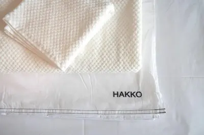 a white plastic bag with the wordhakoko on it at \u65b0\u5bbf\u4e00\u7ad95\u5206\u949f-203-\u9910\u9986\u8d2d\u7269\u8857-\u5b89\u9759\u54c1\u8d28\u516c\u5bd3-\u76f4\u8fbe\u7687\u5c45\u79cb\u53f6\u539f in Tokyo
